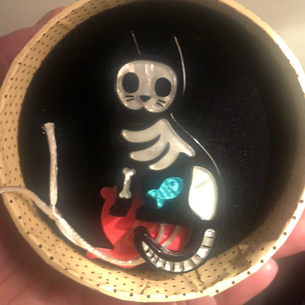 Erstwilder brooch Tabby Tombstone